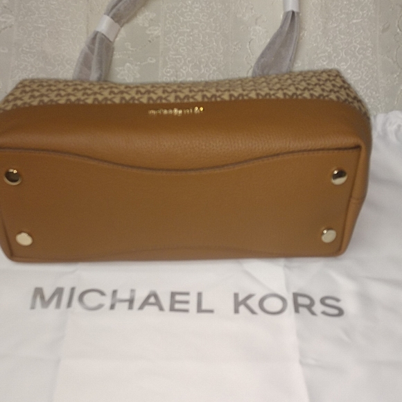 Michael Kors Raven BG/EBONY large shoulder tote. - Picture 3 of 3